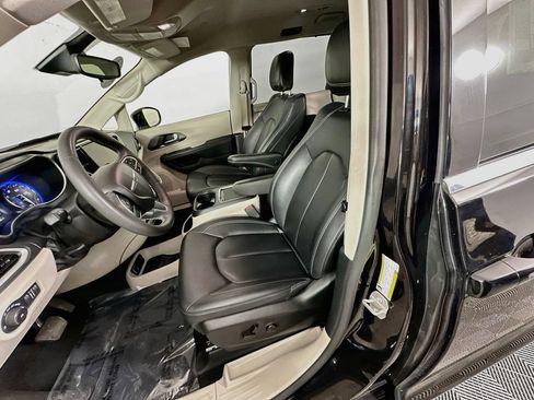 Certified 2024 Chrysler Pacifica Touring-L FWD image 31