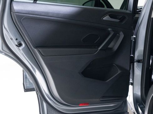 Used 2019 Volkswagen Tiguan SE w/ Panoramic Sunroof Package image 18