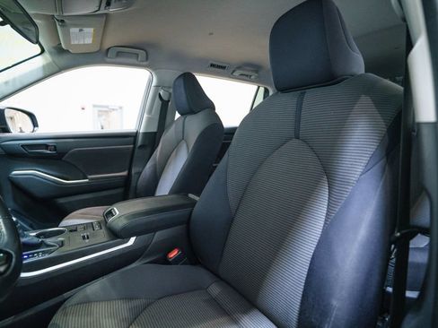 Used 2020 Toyota Highlander LE FWD image 6