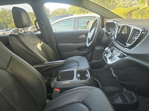 Used 2025 Chrysler Pacifica Select FWD image 5