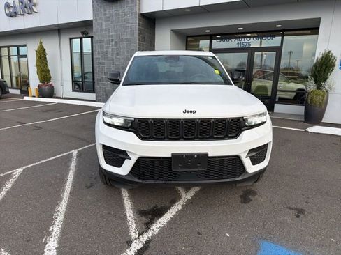 Used 2023 Jeep Grand Cherokee Altitude image 2