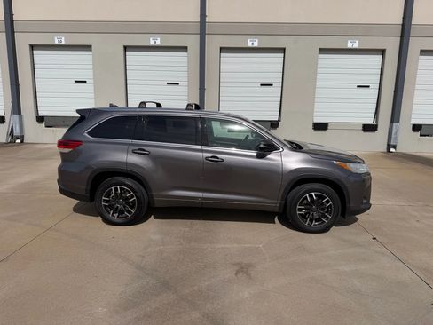 Used 2018 Toyota Highlander XLE image 3