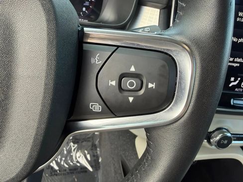 Used 2021 Volvo XC40 T4 Momentum FWD image 19