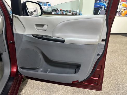 Used 2012 Toyota Sienna FWD image 18