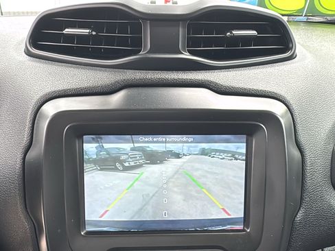 Used 2021 Jeep Renegade Latitude FWD image 18