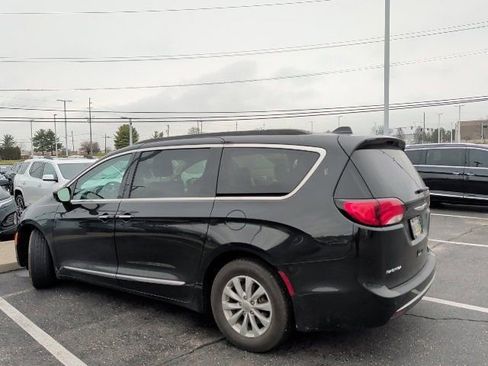 Used 2017 Chrysler Pacifica Touring-L image 18