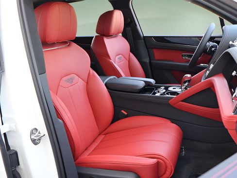 Used 2025 Bentley Bentayga AWD/4WD image 19