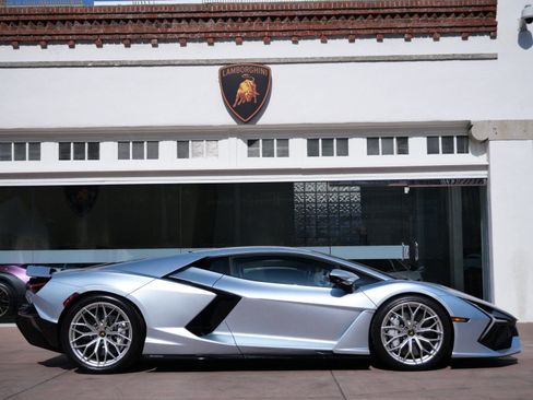 Used 2025 Lamborghini Revuelto Base image 3