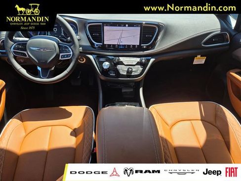 New 2026 Chrysler Pacifica Pinnacle w/ Trailer Tow Group FWD image 9