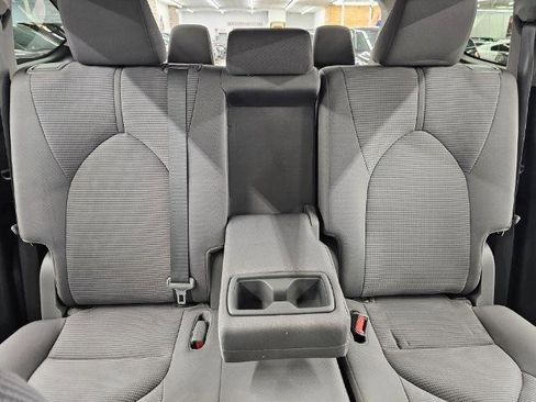 Used 2023 Toyota Highlander L FWD image 11