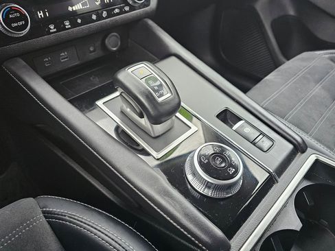 Used 2024 Mitsubishi Outlander SE image 29