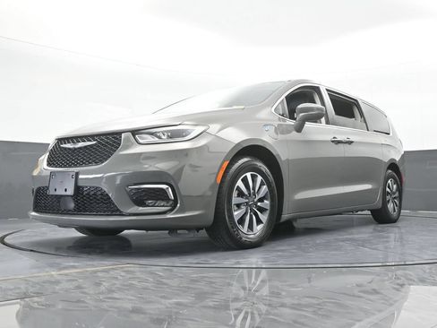 Used 2022 Chrysler Pacifica Touring-L FWD image 59