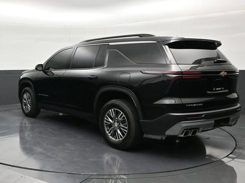 Used 2025 Chevrolet Traverse LT FWD image 3