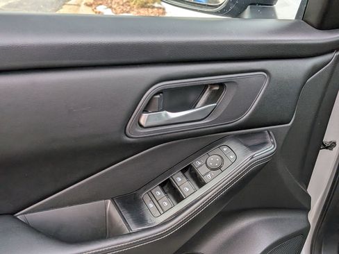 Used 2024 Nissan Rogue SV image 15