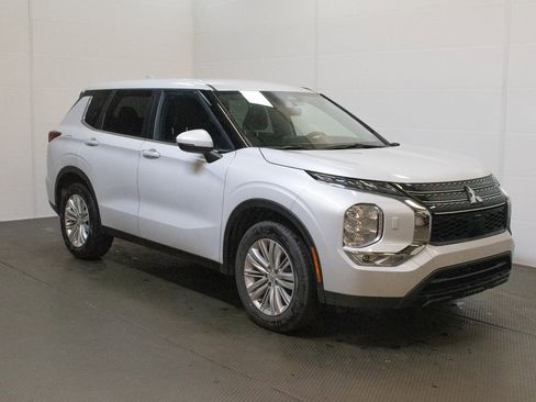 Used 2024 Mitsubishi Outlander ES image 1