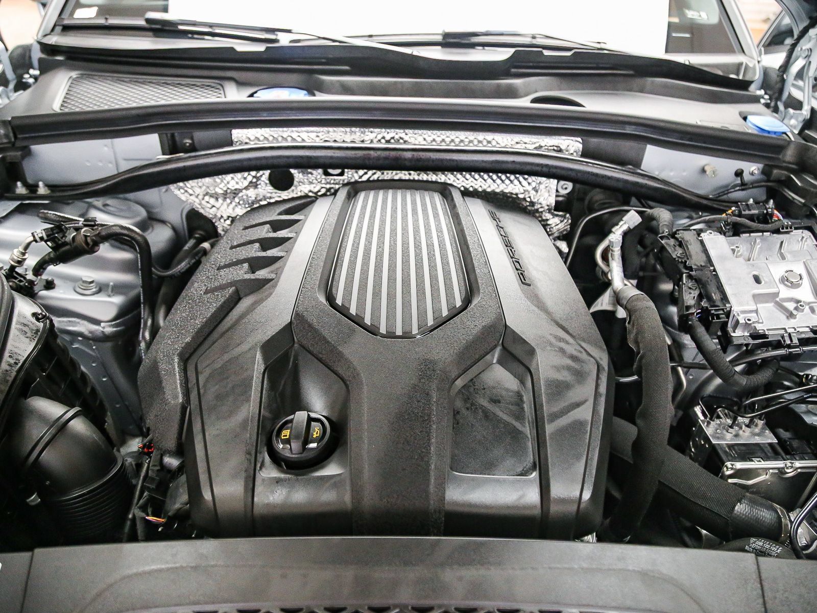 Certified 2025 Porsche Macan AWD/4WD image 33