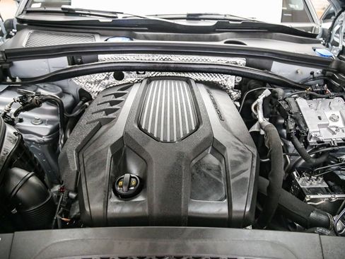 Certified 2025 Porsche Macan AWD/4WD image 33