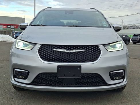 Used 2023 Chrysler Pacifica Limited w/ Uconnect Theater Family Group image 31