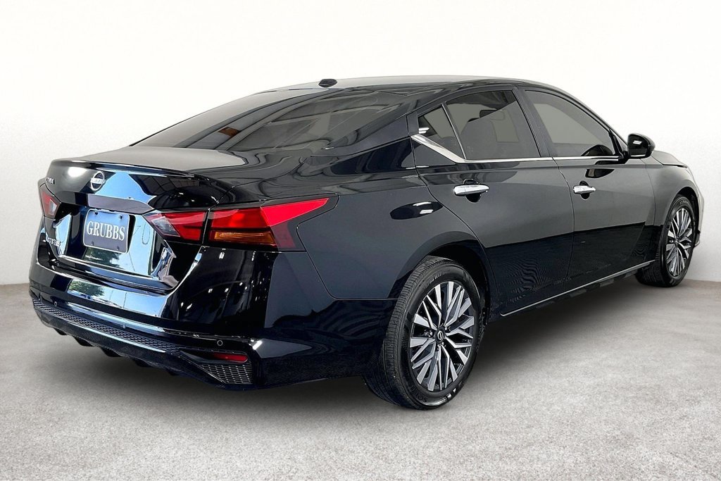 Used 2025 Nissan Altima 2.5 SV FWD image 2