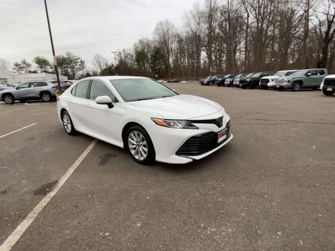Used 2020 Toyota Camry LE image 7