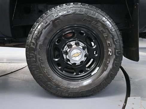 Used 2005 Chevrolet Silverado 2500 LS w/ Heavy-Duty Power Package AWD/4WD image 12
