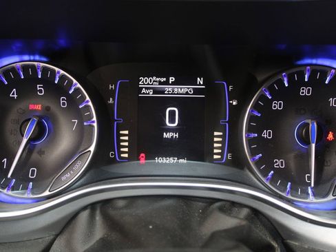 Used 2018 Chrysler Pacifica Touring-L w/ Premium Audio Group FWD image 22