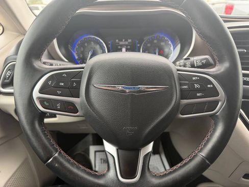 Used 2017 Chrysler Pacifica Touring-L FWD image 19
