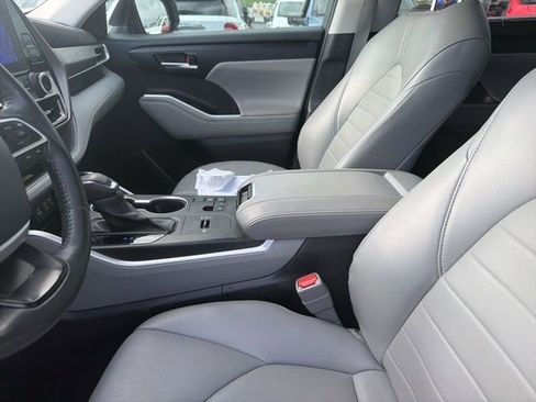 Used 2023 Toyota Highlander XLE image 10