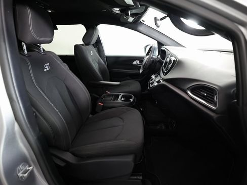 Used 2018 Chrysler Pacifica Touring Plus w/ S Appearance Package image 10