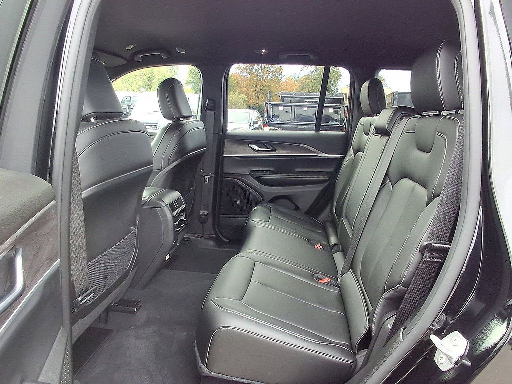 Used 2025 Jeep Grand Cherokee Limited AWD/4WD image 26