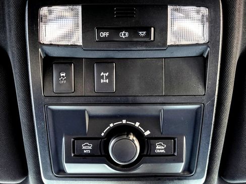 Used 2018 Toyota Tacoma TRD Off-Road w/ Technology Package AWD/4WD image 27