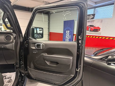 Used 2022 Jeep Wrangler Unlimited Sport image 35