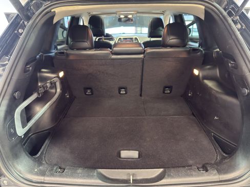 Used 2018 Jeep Cherokee Latitude Plus w/ Comfort/Convenience Group image 28