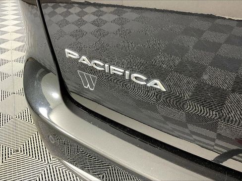 Used 2020 Chrysler Pacifica Touring-L Plus FWD image 24