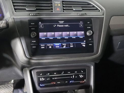 Used 2022 Volkswagen Tiguan SE image 39