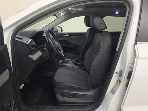 Used 2022 Volkswagen Taos SE w/ Panoramic Sunroof Package image 4