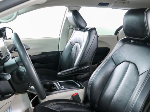 Used 2024 Chrysler Pacifica Touring-L FWD image 23