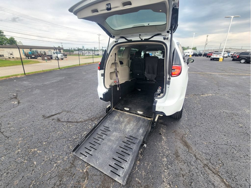 Used 2023 Chrysler Pacifica Touring-L FWD image 15
