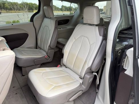 Used 2017 Chrysler Pacifica Touring-L Plus w/ Tire & Wheel Group image 23