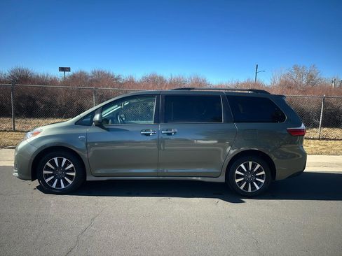 Used 2019 Toyota Sienna XLE w/ XLE Navigation Package image 2