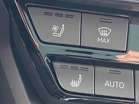 Used 2022 Audi RS e-tron GT w/ Carbon Performance Package image 18