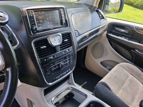 Used 2015 Chrysler Town & Country Touring FWD image 12