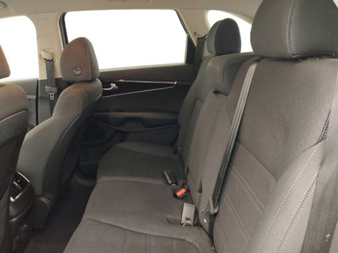 Used 2019 Kia Sorento LX image 18