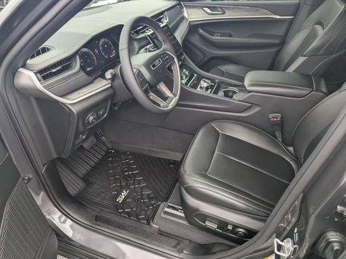 Used 2024 Jeep Grand Cherokee Limited w/ Black Appearance Package RWD image 9