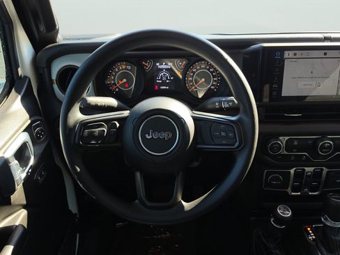 Used 2025 Jeep Gladiator Sport AWD/4WD image 11