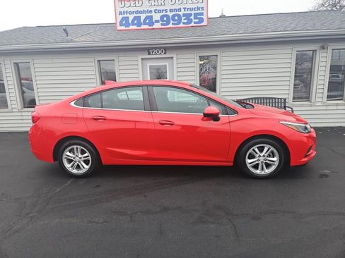 Used 2017 Chevrolet Cruze LT w/ Convenience Package image 2