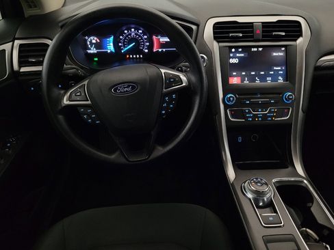 Used 2018 Ford Fusion SE w/ Fusion SE Technology Package FWD image 22
