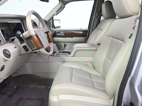 Used 2014 Lincoln Navigator 4WD image 13