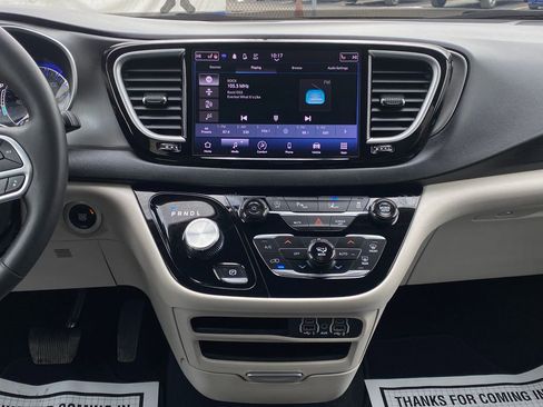 Used 2024 Chrysler Pacifica Touring-L image 21