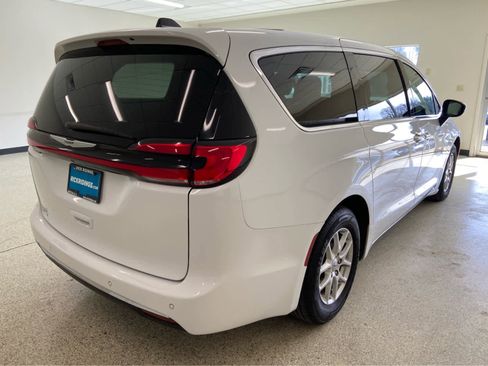 Used 2024 Chrysler Pacifica Touring-L image 5